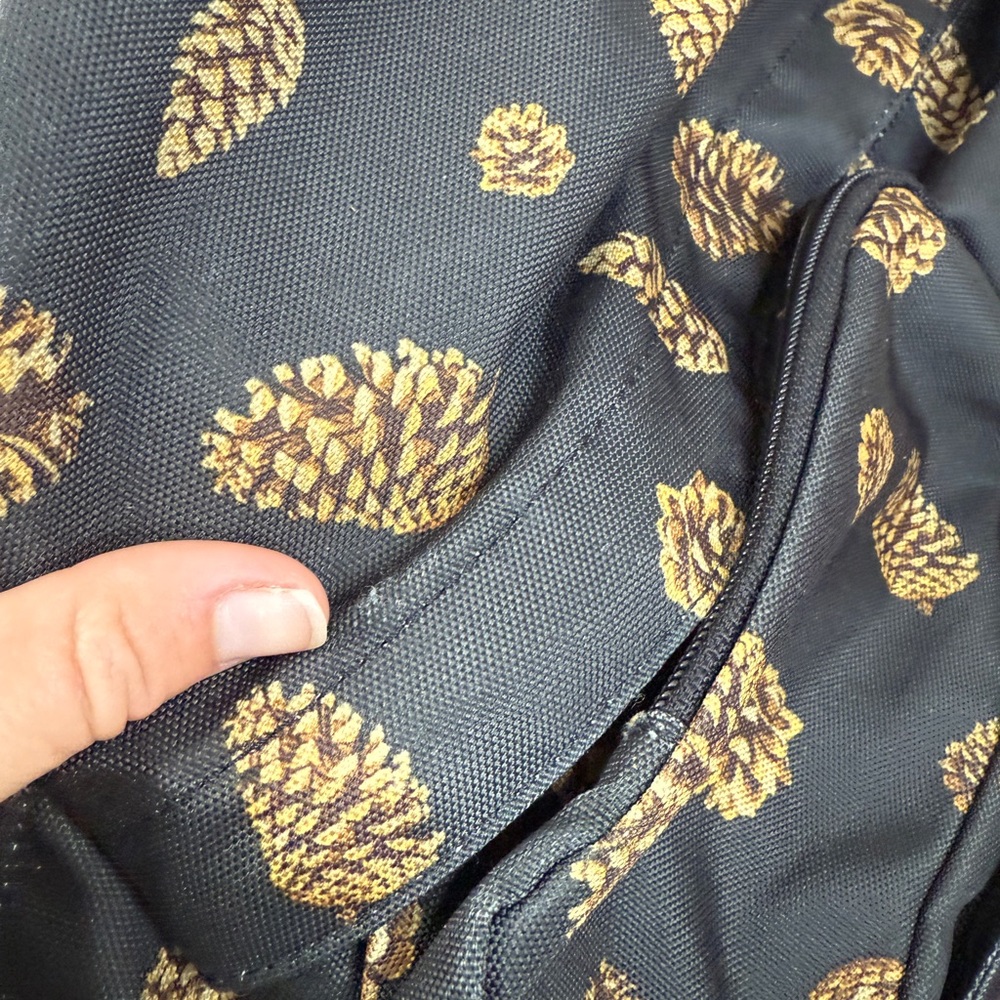 KAVU Original Rope Sling Bag -Black Pinecones - Picture 5 of 10